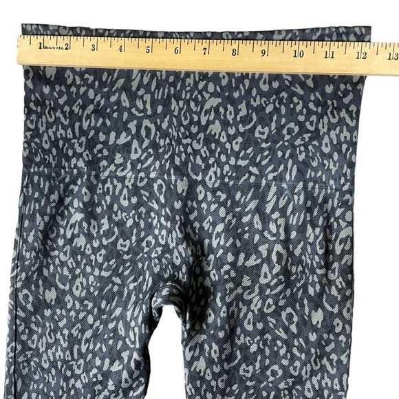 Spanx Look At Me Now Seamless Indigo Leopard Print Crop Leggings - Sz M - Picture 7 of 10